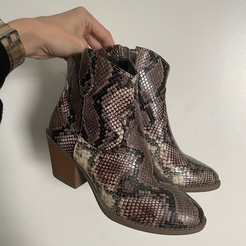 Faux snake skin Ankle Boots sz 6 *NWOT*